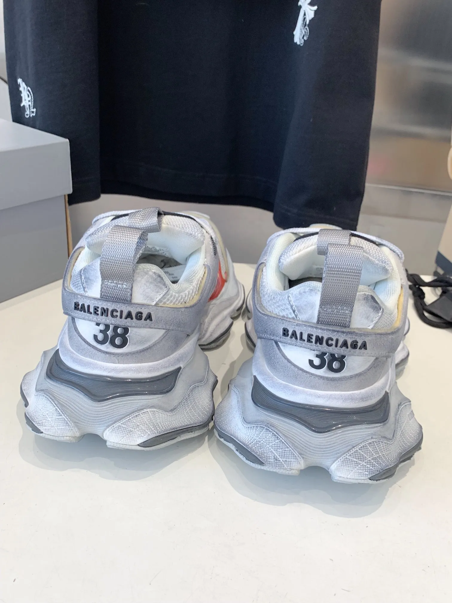 👟👟Ex-factory price 820👟👟 Paris 5XL correct version Balenciaga CARGO 23ss catwalk style 🔺 ℹ️The distressing process is done by hand. The degree of distress, scratch size and range of each shoe has a certain difference, which is normal. The upper is filled with high-density imported sponge, and the tongue is embroidered with Balenciaga words, as well as small engraving details. This plaque is developed by a separate mold, and there is 3M reflective material on the side. The three-dimensional logo and size mark on the heel, accessories dust bag and included shoelaces are upgraded and thickened shoe boxes. They are all made of original files and original lasts. CNC developed 1:1 proportion weight. Original EVA environmentally friendly deodorizing ring type insole. Newly developed 7-layer private mold. Combined anti-slip outsole. Information ℹ️ A large version design that has become more popular in recent years. This cargo is fatter than 3xl. It has a very good wrapping feel and is also very retro and fashionable. The sole is definitely very wear-resistant. Size: 35 -46